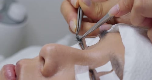 Mulher com extensão de cílios longos