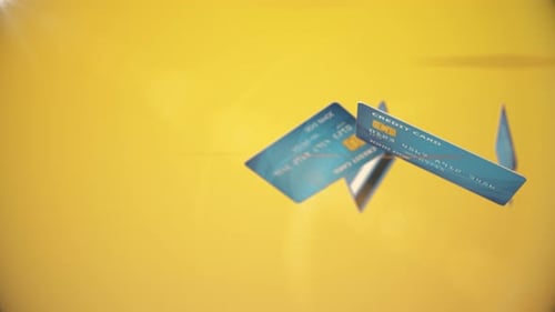 Kreditkarten rotieren untereinander auf gelbem Hintergrund