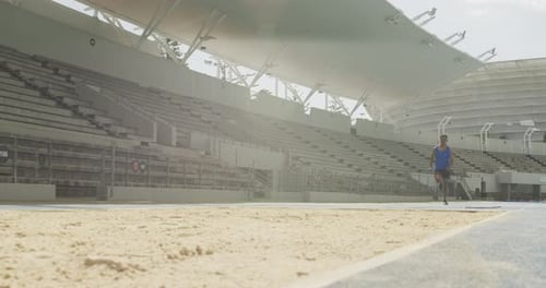 Atleta mestizo haciendo salto de longitud