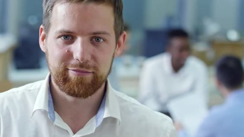 Joyeux entrepreneur souriant à la caméra