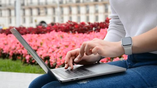 Manos femeninas de una mujer de negocios, usuaria profesional, que utiliza la escritura en el teclado de un portátil