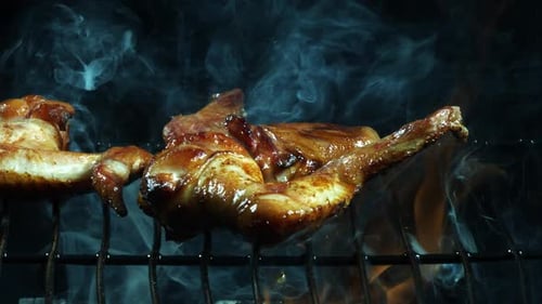Grillen von BBQ Chicken Wings in Ultrazeitlupe 1500 fps auf einem geräucherten Holzgrill - BBQ PHANTOM 002