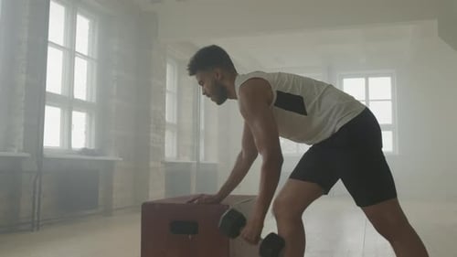 Starker Mann trainiert mit Hantel