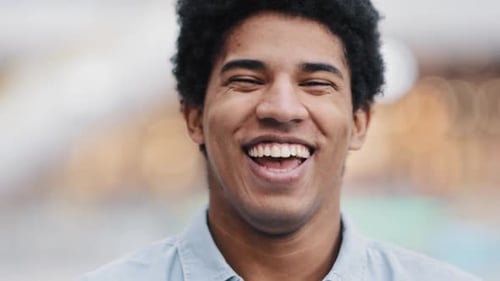 Porträt Afroamerikaner Mann Laut Lachen Spaß Lachen Glücklich Lustig Sorglos Kerl Schauen