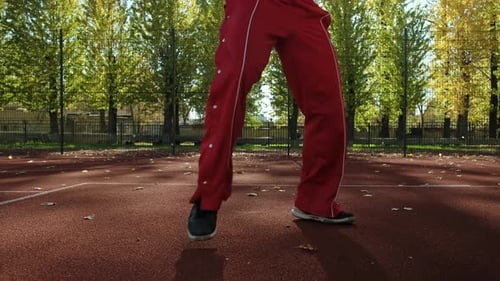 Dribbles de basket-ball sur le terrain