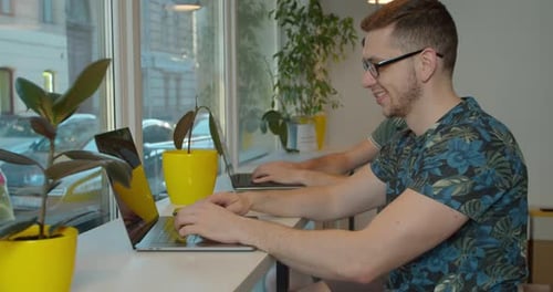 Dos hombres codificando HTML y programando en pantalla portátil, desarrollo web, desarrollador