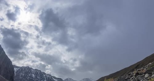 Zeitraffer epischer Wolken im Mountain Valley im Sommer oder Herbst