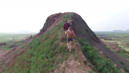 Junges Paar beim Trekking auf dem Hügel