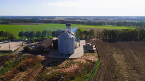 Luftaufnahme. Metallkorn-Aufzug in der landwirtschaftlichen Zone. Lagerhaus für Getreide