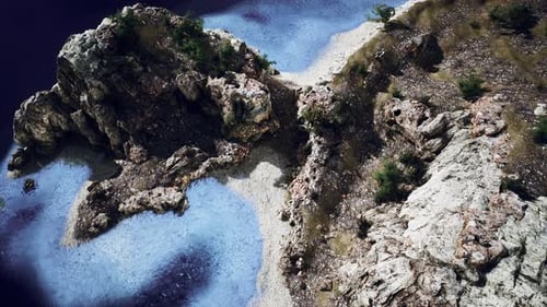 Luftaufnahme von der fliegenden Drohne von Rocky Island im Atlantik