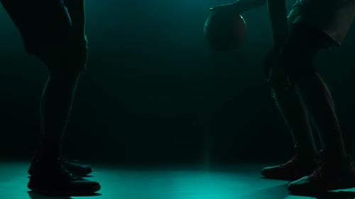 Der Ballwurf vor Spielbeginn im Basketball-Wettbewerb