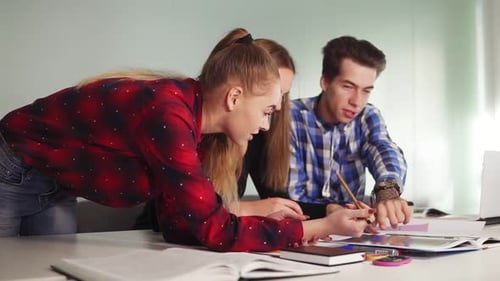 Kreatives Geschäftsteam aus drei Personen trifft sich in einem modernen Büro