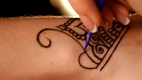 Mehendi setzt den Zeichenprozess fort, schwarz, Nahaufnahme, Hintergrundbeleuchtung