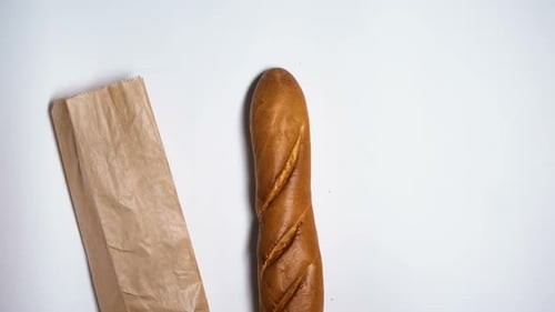 Paquete de papel que se niega a favor de una bolsa ecológica reutilizable para pan, ahorro ecológico