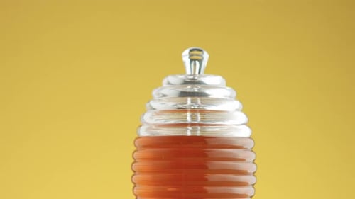 Honigtopf in Form eines Bienenstocks