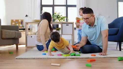 Glückliche Familie mit Kindern, die zu Hause spielen