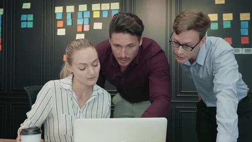 Equipe trabalhando no laptop