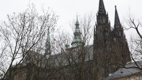 Campanarios de iglesia de estilo gótico en Praga, Chequia, República Checa, inclinación lenta, 4K, 2160p, 30 fps, Ultra