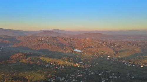 Panorama d'automne, vue aérienne, paysage de la forêt de montagne au coucher du soleil