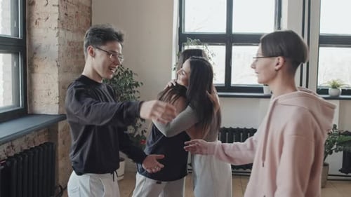 Treffen junger Freunde im Tanzstudio