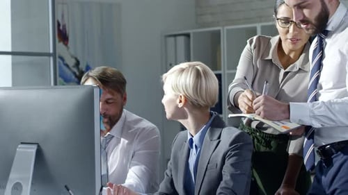Professionnels travaillant en équipe sur le rapport d'activité