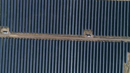 Flug über Solarpanel-Farm, Ansicht von oben nach unten
