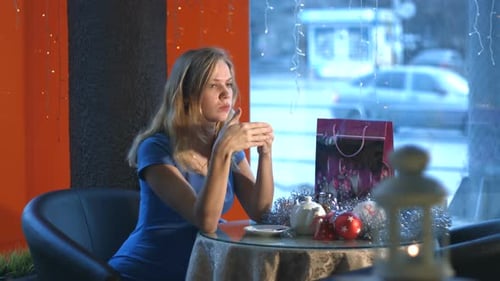 Junges Mädchen im Café