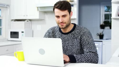 Mann benutzt Laptop