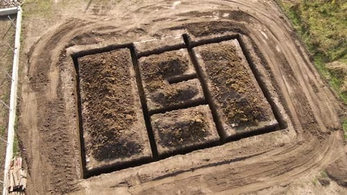 Zanja excavada para obras de construcción de cimientos de hormigón de casa nueva en el sitio de construcción