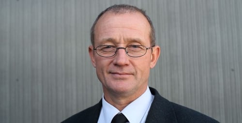 Porträt eines älteren Geschäftsmannes mit Brille