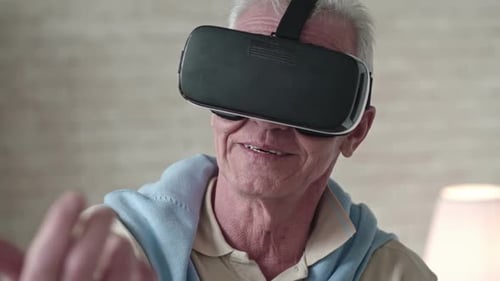 Velho em óculos de realidade virtual tocando algo no ar