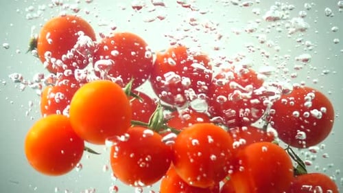 Die fallenden Kirschtomaten im Wasser 12
