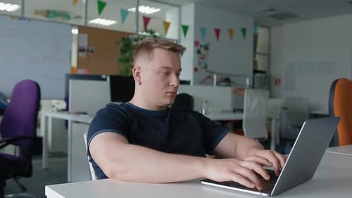 Un hombre se calienta y se levanta después de un largo trabajo en la computadora