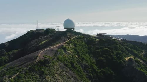 Un grand dôme radar au sommet du Pico do Arieiro