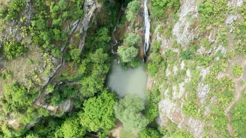 Fantastische Aussicht auf den schönen Wasserfall in den Bergen