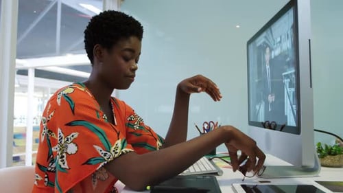 Jeune femme travaillant dans un bureau de création