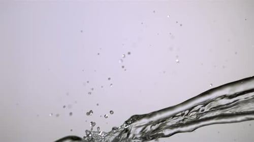 Éclaboussure d'eau au Ralenti 1500 images par seconde) sur une surface réfléchissante - WATER