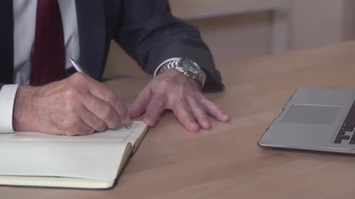 Nahaufnahme Geschäftsmann-Handschrift. Video Prores