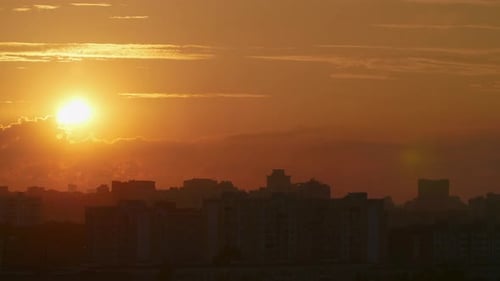 Sonnenuntergang über den Gebäuden der Stadt