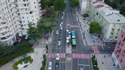 Prise de vue aérienne d'un arrêt de bus - Circulation dans la ville