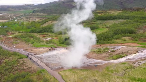 Flug über Strokkur Geysir, Geysir beim Ausbruch des Wassers, Island, Luftaufnahme