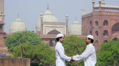 Indische Männer feiern Eid