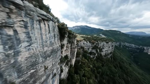 Dynamischer Drohnenschuss entlang der Rocky Mountain Cliff verwandelt sich in