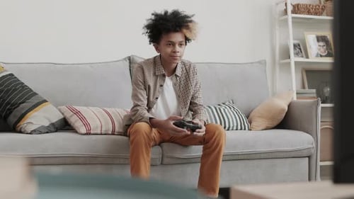 Afrikanischer Junge spielt auf Spielkonsole