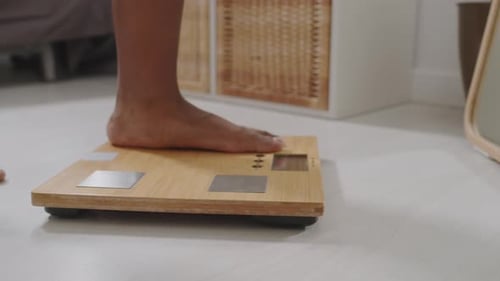 Jambes féminines debout sur des écailles