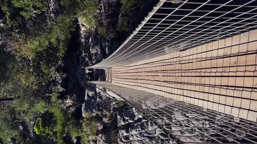 Puente colgante a través del río de montaña