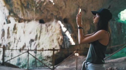 Jeune fille faisant des photos et explorant une grotte de Devetashka près de Lovech