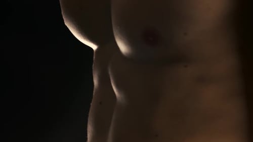 Corpo masculino atlético de perto.
