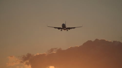 Flugzeug steigt bei Sonnenuntergang auf