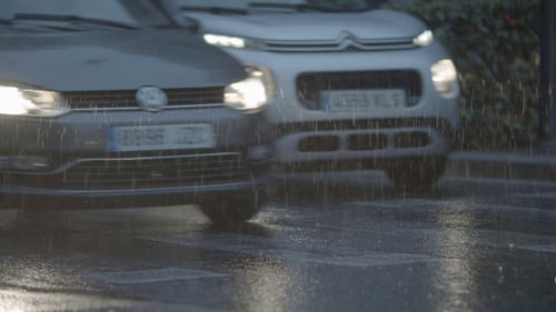 Transportverkehr am regnerischen Abend